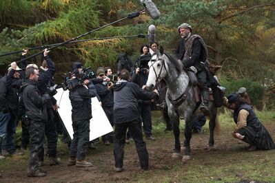 OUTLANDER_-_E1X01_SASSENACH_STILLS_0005.jpg