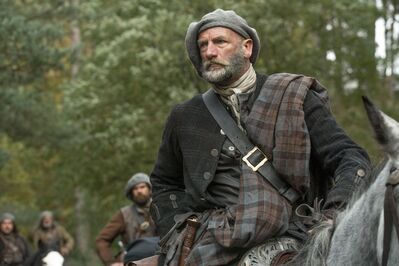 OUTLANDER_-_E1X02_CASTLE_LEOCH_STILLS_0001.jpg