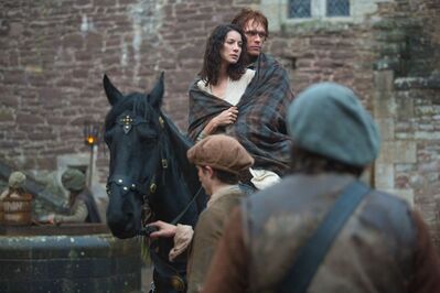 OUTLANDER_-_E1X02_CASTLE_LEOCH_STILLS_0002.jpg